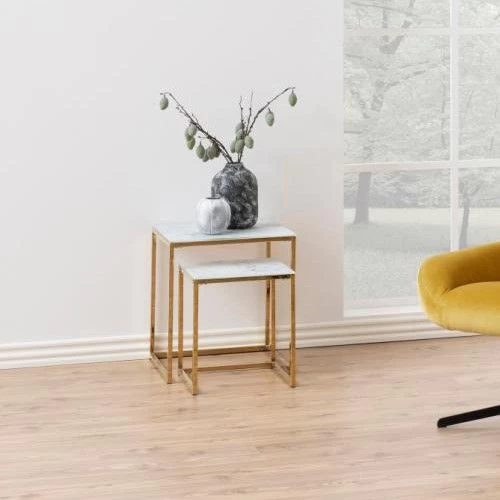 Set Van 2 Vierkante Bijzettafels Anika - Wit Marmer/ Goud 1 Set Van 2 Vierkante Bijzettafels Anika - Wit Marmer/ Goud