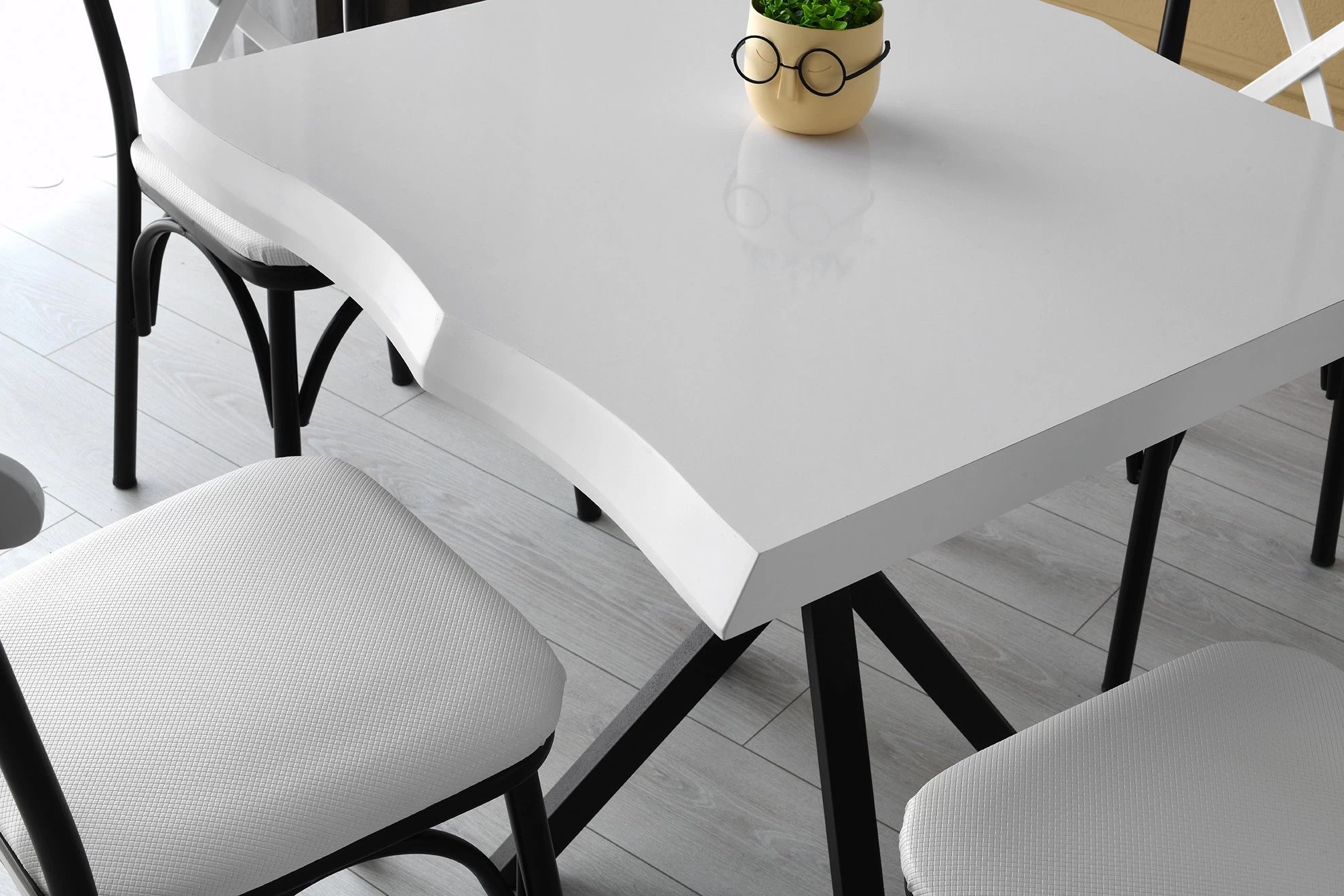 Witte Melamine Gecoate Eettafel Met Metalen Poten 4 Witte Melamine Gecoate Eettafel Met Metalen Poten - Afbeelding 4